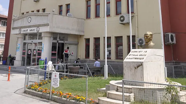 Aranması olan şahıs  kaçtığı tuvalette yakalandı