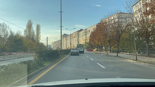 Arka Cama 'Yakışır Yaşıma Yanlışlarım' Yazdı, Caddeyi Egzozuyla Rahatsız Etti