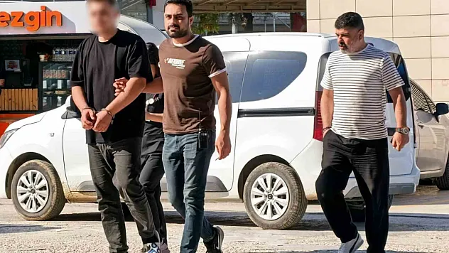 Arkadaşını Silah ve Bıçakla Tehdit Edip 80 Bin Liralık Borcunu Ödetti
