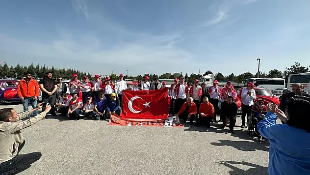 Askerlik hayali kuran 19 özel bireylere vosvoslarla Türk bayraklı konvoy