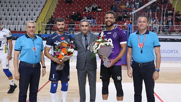 Aslan çiçek takdim etti