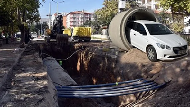 Atatürk Caddesi’ne kanalizasyon ve yağmursuyu kollektör hattı döşeniyor