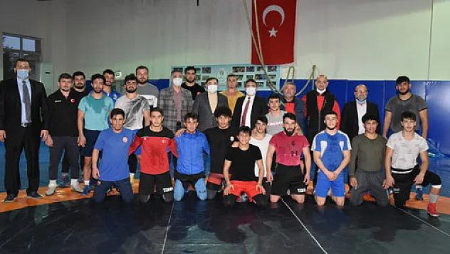 Aydın Kaya’ya eşofman hediye etti
