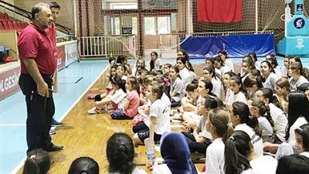 Aydoğan'dan Voleybol Okulu'na ziyaret