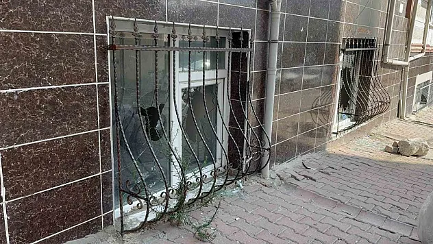 Aynı Binayı Defalarca Hedef Aldı, Son Saldırıda Yangın Çıktı