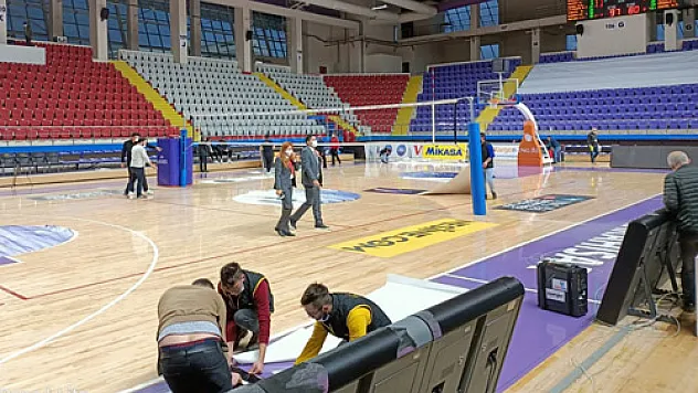 Aynı salona iki maç verildi, TBF Temsilcisi'nin tutumu sıkıntı oluşturdu