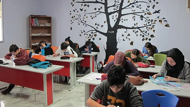 Ayza'nın bursluluk sınavına bin 243 öğrenci katıldı