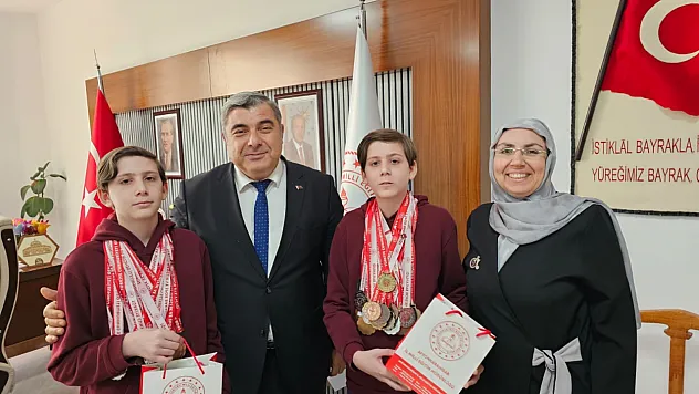 Azimli, Disiplinli, Başarılı İkizler, Müdür Sünnetci'yi Ziyaret Etti