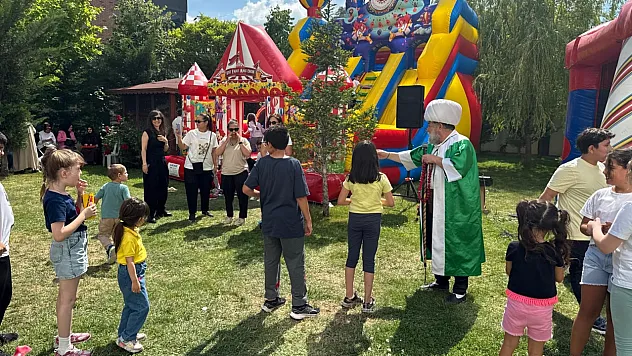Babalar Gününde Çocuklar İçin Oyun Parkı Kuruldu