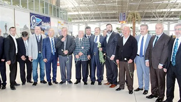 Bakan Eroğlu, Otogar'da 1000 karanfil dağıttı