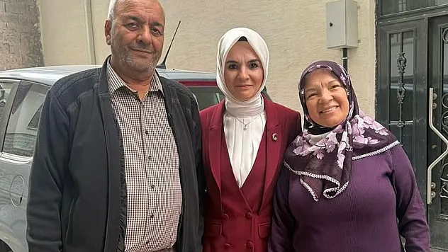 Bakan Göktaş'tan Anne-ve Babasına Sürpriz Ziyaret!