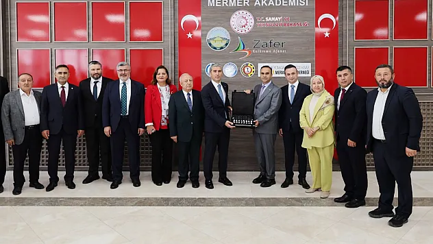 Bakan Kacır, Mermerin Merkezinde