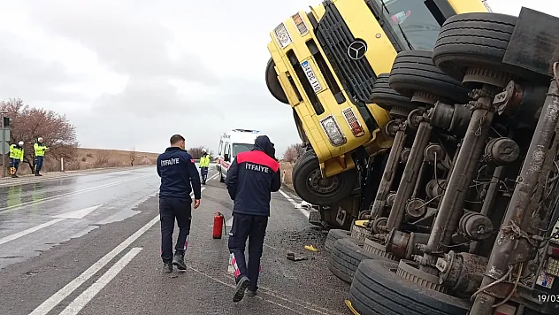 Balık Yemi Yüklü Tır Devrildi