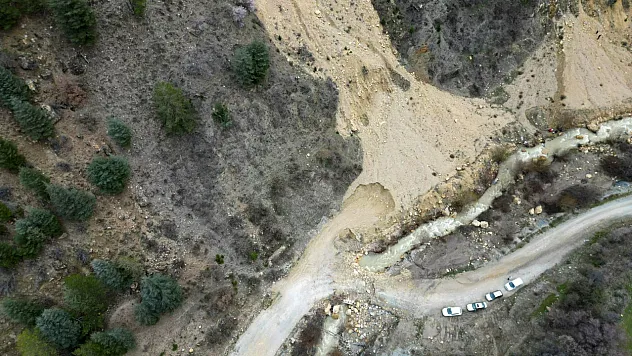 Baraj Yolunda Tehlike! Heyelan Ulaşımı Engelledi