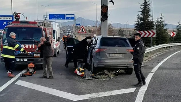 Bariyerlere Saplanan Otomobilin Sürücüsü Hayatını Kaybetti
