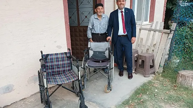 Başkan Suer yaşlı çiftin talebini dinleyerek yardımcı oldu