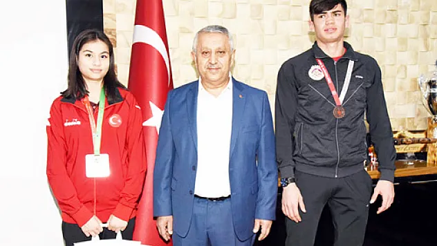 Başkan Zeybek  başarıyı ödüllendirdi