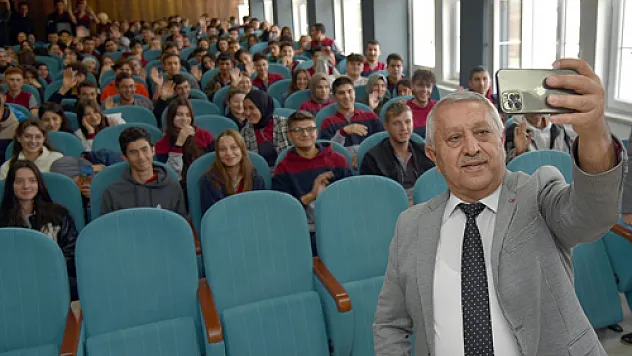 Başkan Zeybek, gençlerle buluştu