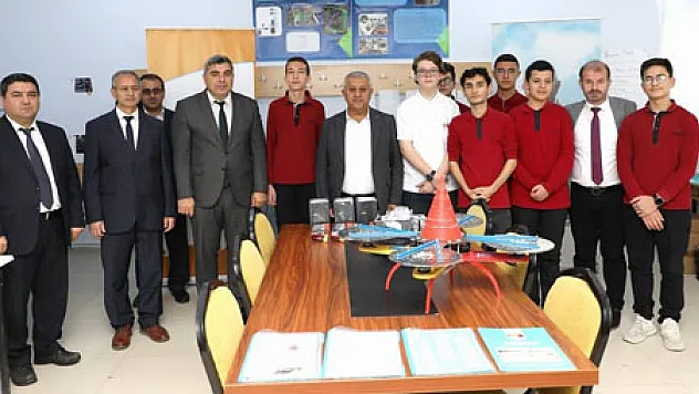 Başkan Zeybek’den İHA projesi yapan öğrencilere destek
