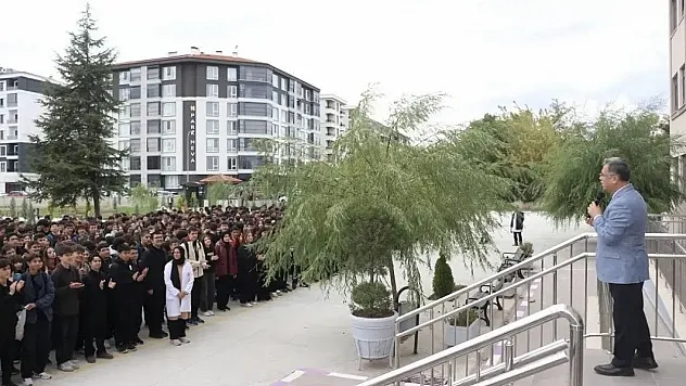 Bayrak Töreninde Dikkat Çeken Mesaj!