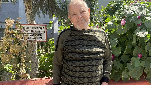 Bayram Amcanın Bahçeye Yerleştirdiği Özlü Sözler Dikkat Çekiyor