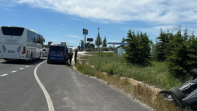 Bayram Tatili Dönüşünde Kaza Yapan 2 Araç Refüje Düştü