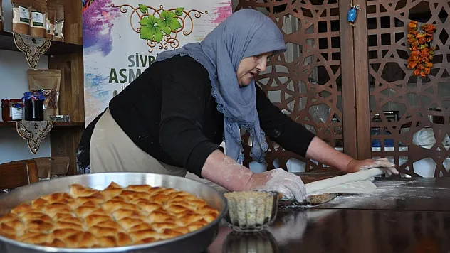 Bayramın yaklaşmasıyla Sivrihisar'ın özel muska baklavasına talepler arttı