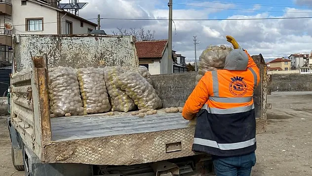Belediye 15 Ton Patates Dağıttı