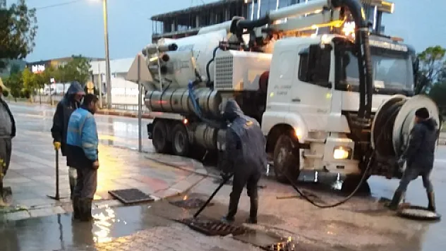 Belediye ekipleri yoğun mesai harcadı