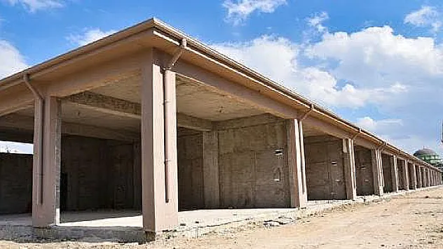 Belediye'nin Eşrefpaşa'daki dükkânları satışta