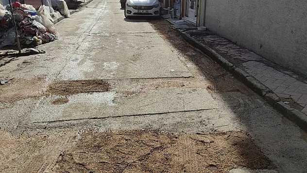 Belediyenin Onarmadığı Çukurları Vatandaş Düzeltmeye Çalıştı