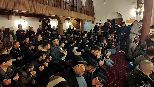 Berat Kandili'nda Camiler Doldu, Taştı