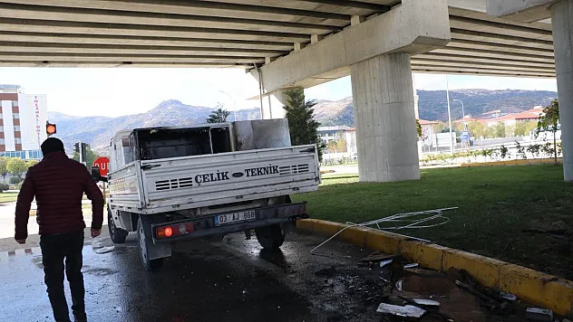 Beyaz Eşya Yüklü Kamyonet Yangın Çıktı