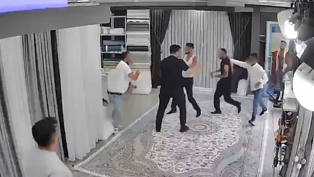 Bıçak Ve Sopalarla Kovalandı, Perde Dükkanına Sığındı!