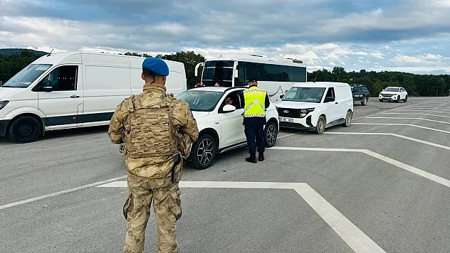 Bilecik'te Güven ve Huzur Uygulaması Sonuç Veriyor: 2 Aranan Şahıs Yakalandı