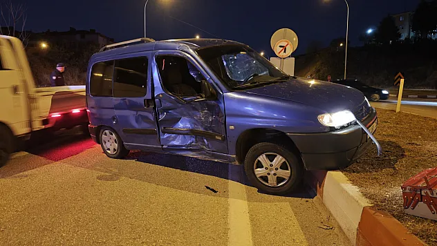 Bilecik'te Hafifi Ticari Araç İle Motosiklet Çarpıştı 1 Yaralı