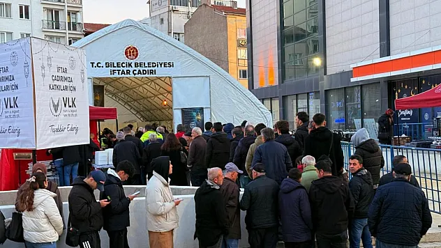 Bilecik'te İlk İftarda Binlerce Kişi Aynı Sofrada Buluştu