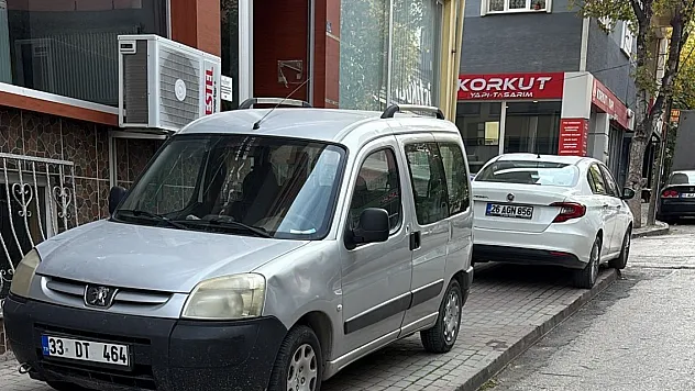 Bilecik'te Kaldırımdaki Araçlar Yayaları Çileden Çıkarıyor
