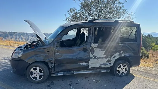 Bilecik'te Kamyon İle Hafif Ticari Aracın Kafa Kafaya Çarpıştı, 2 Yaralı