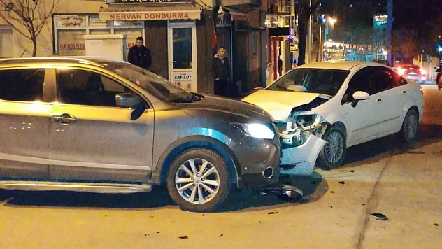 Bilecik'te Kavşakta Çarpışan Araçlarda Büyük Hasar