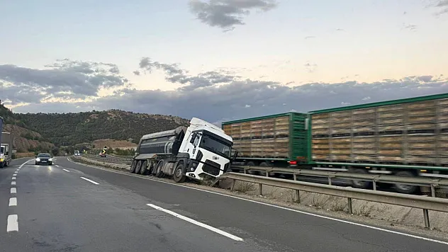 Bilecik'te Kontrolden Çıkan Tır Orta Refüje Çarparken, Sürücüsü Yaralandı