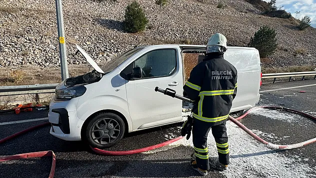 Bilecik'te Seyir Halindeki Ticari Araç Alev Aldı