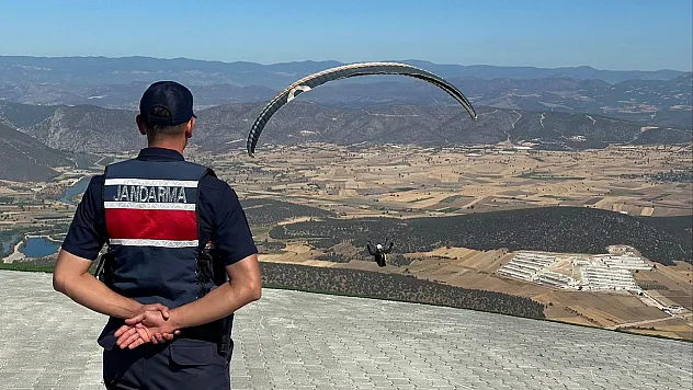 Bilecik'te Yamaç Paraşütü Etkinliği Güvenlik Önlemleriyle Tamamlandı