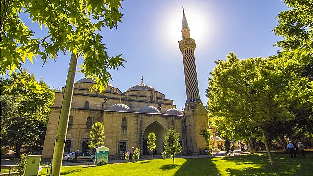 Bin Aydan Hayırlı Gece: 2026 Kadir Gecesi Ne Zaman?