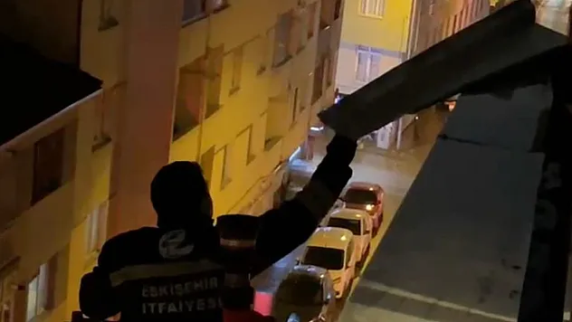 Binadan Sarkan Metal Parça İçin İtfaiyeden Gece Operasyonu