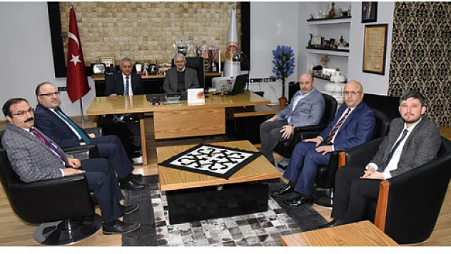 Binali Yıldırım, Başkan Zeybek’ten övgüyle söz etti: “Bir yıl dolmadan mali durumu  düzeltmiş, borcu tamamen kapatmış”