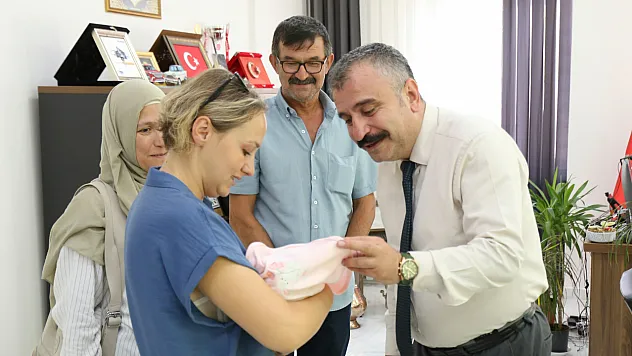 Bir Haftalık Bebek Kurumlara Girmeden Koruyucu Ailesiyle Buluştu