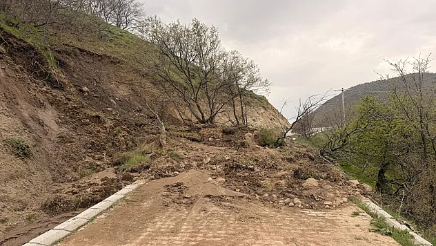 Bolvadin'de Heyelan Nedeniyle Yol Trafiğe Kapandı