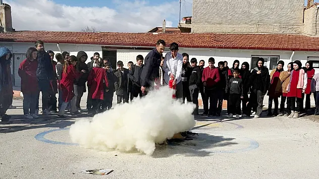 Bolvadin'de İtfaiye Ekiplerinden Öğrencilere Yangın Eğitimi