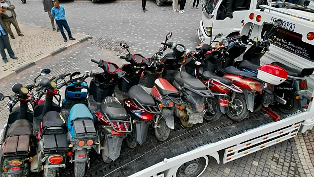 Bolvadin'de Trafik Denetimi: Plakasız ve Tescilsiz Motosikletler Yakalandı